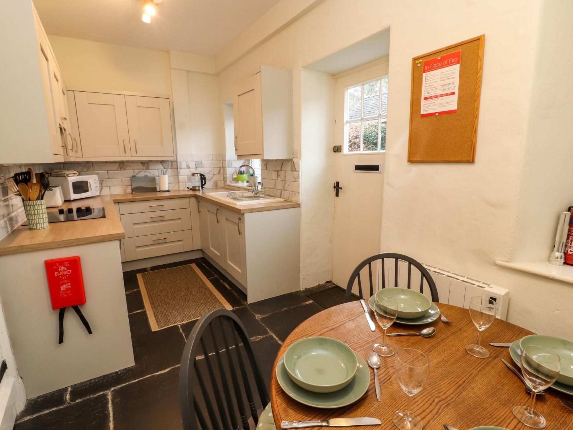 Ednas Cottage Ембълсайд Екстериор снимка